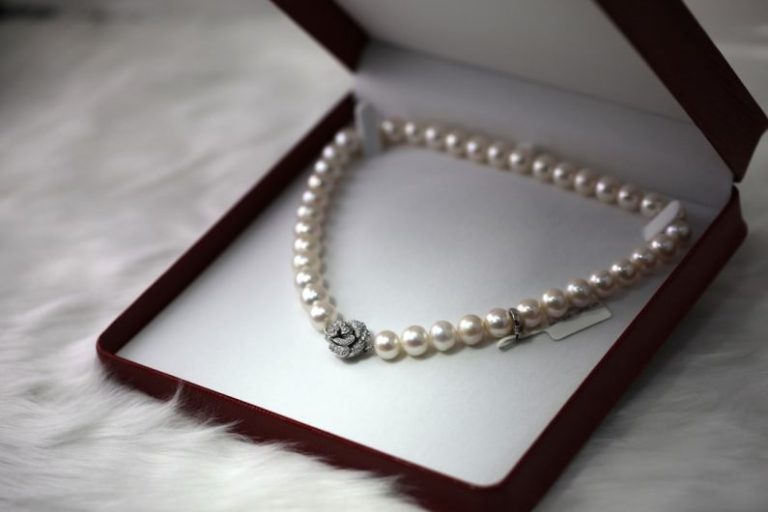 Jewelry - white pearl necklace with box
