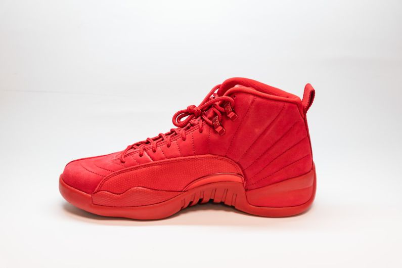 Shoes - unpaired red Air Jordan 12